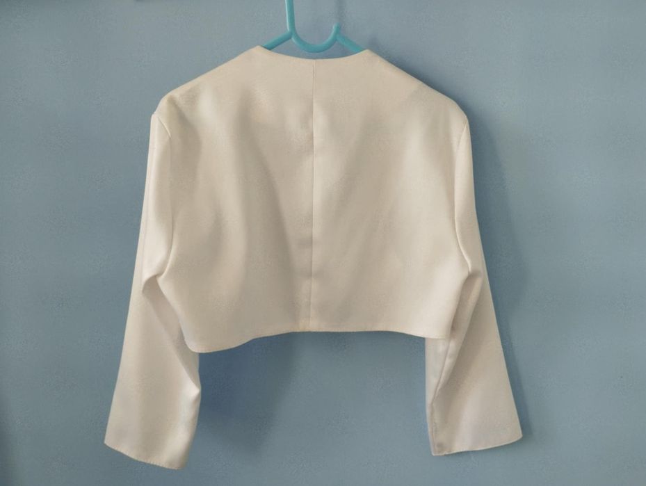 Białe bolerko dziewczęce