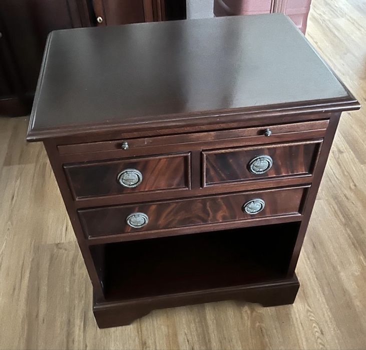 Mesa de apoio com gavetas