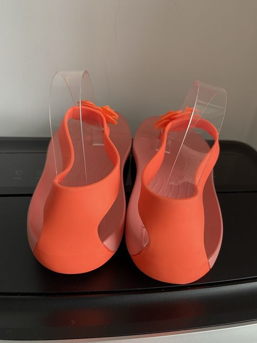 sandały Crocs Serena Embellish Flip w kolorze Bright Coral r.42/43 W11