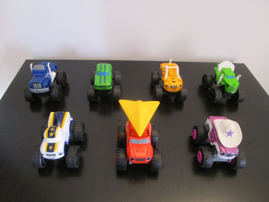 Conjunto de Livro + 7 Carrinhos do Blaze e as Monster Machines