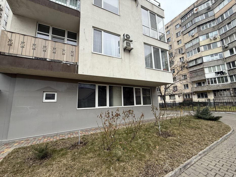 Фасад / поселок . Продам коммерцию в новострое Гранд Парк . Студия