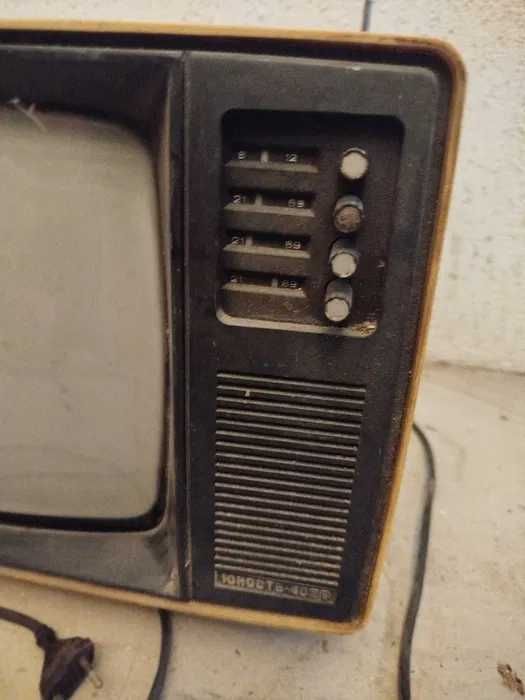 Telewizor przenośny Junost 402WS PRL stan nieznany na części
