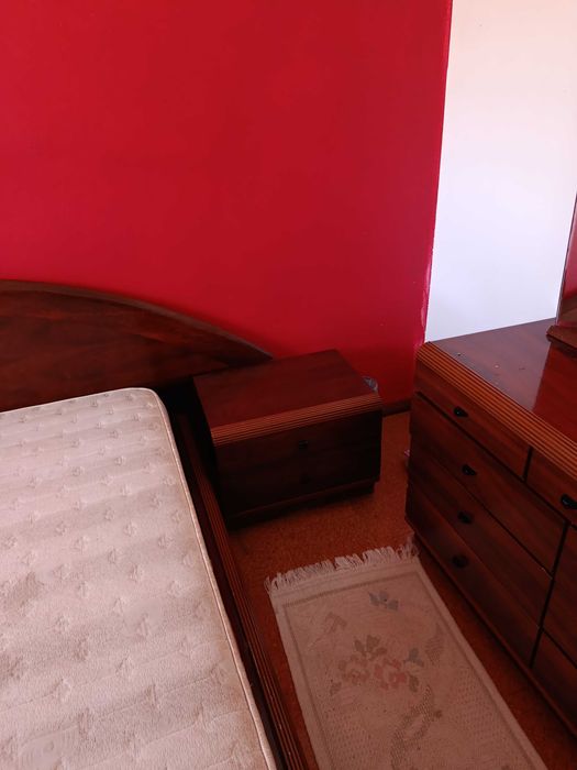 Cama de casal  com mesas de cabeceira