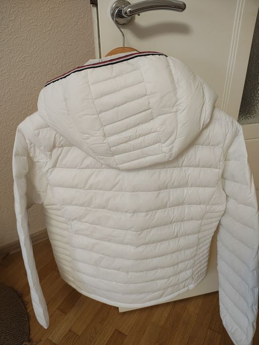Продам новую женскую куртку Tommy  Hilfiger