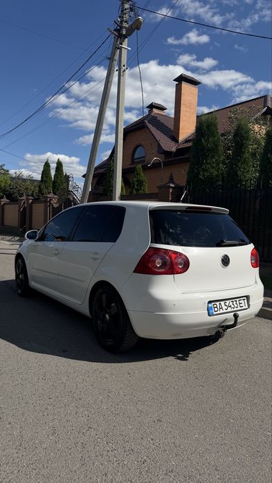 Продаю Volkswagen Golf 1.4 TSI з механічною коробкою передач та турбованим бензиновим двигуном.