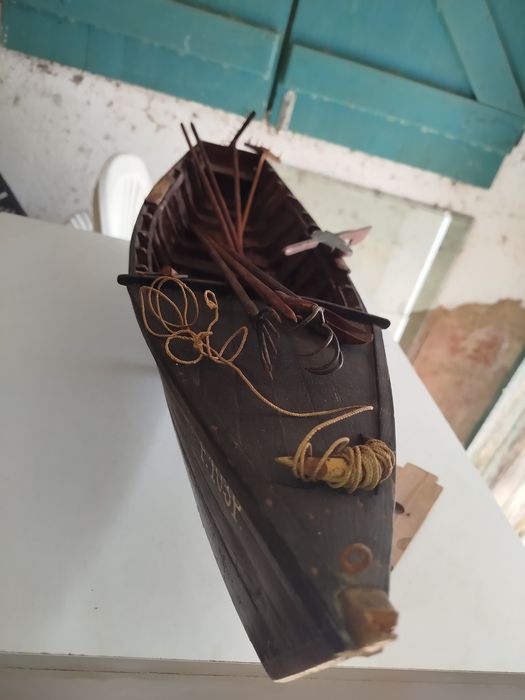 Grande e detalhado modelo de barco Avieiro com ferramentas de pesca.