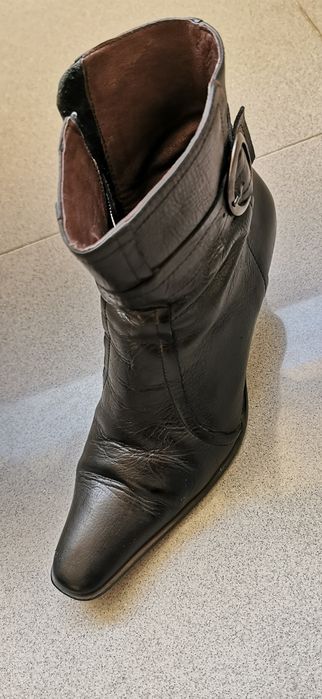 Botins pretos em pele