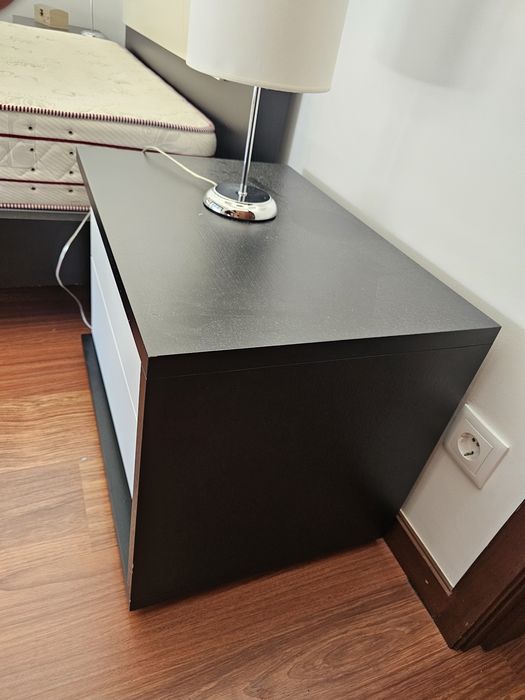 Cama, estrado, colchao mesas e movel de quarto