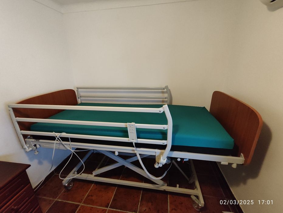Cama articulada eléctrica usada com pouco uso
