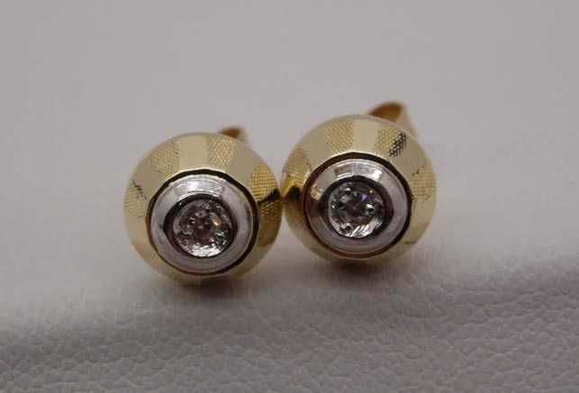 Złote dwukolorowe kolczyki z diamentami 0,05 ct. sztyfty vintage.