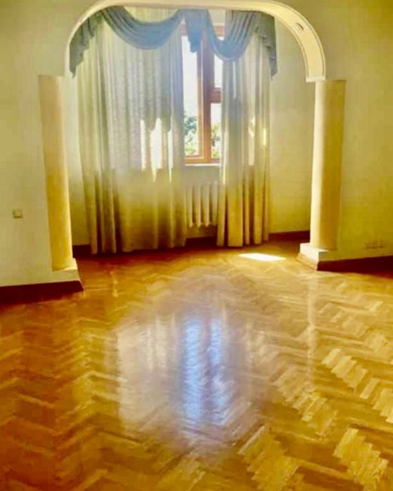 Продаж будинку 650 кв.м. Стоянка, 6 км. від Києва.