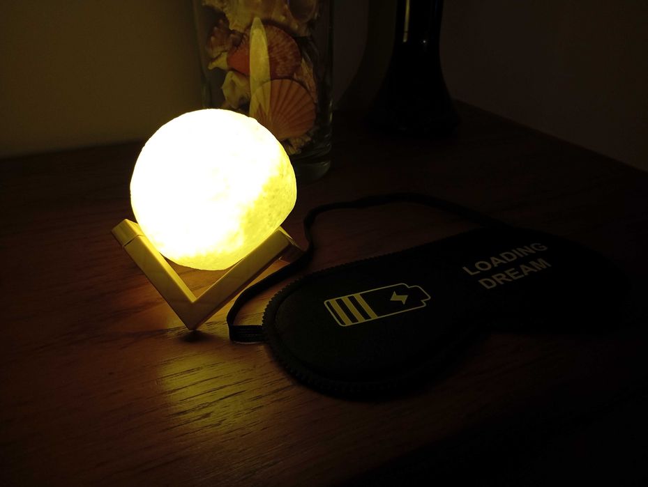 Lua candeeiro com suporte.