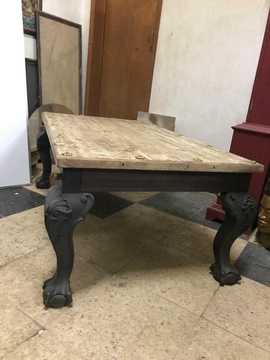 Mesa de sala em madeira com garras e ferragens