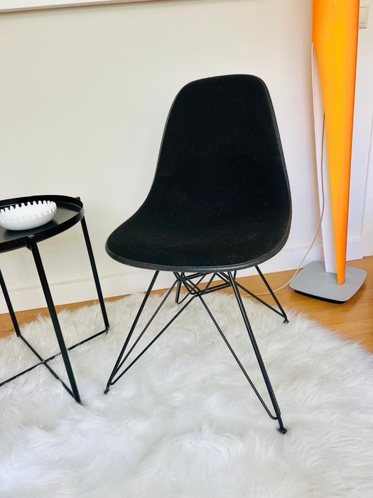 Cadeira DSR em preto de Charles & Eames para Vitra