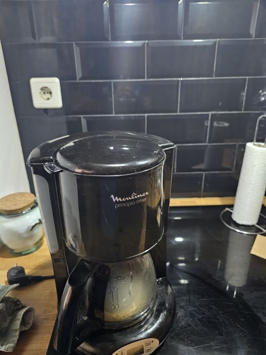 Máquina de café de filtro semi-novo.