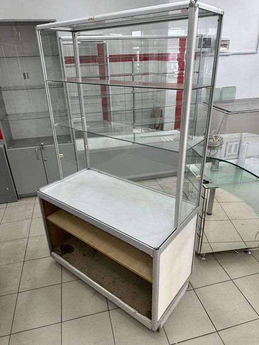 Стелажі, вітрини для аптеки, косметики, парфумеріі