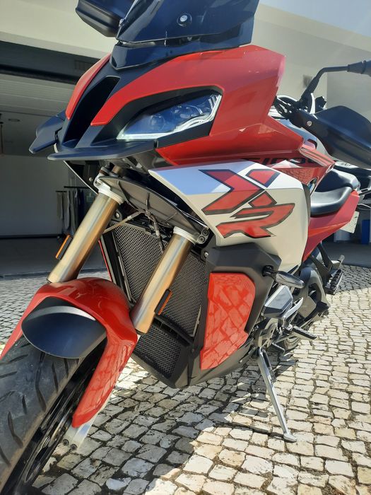 BMW S1000XR com linha de escape direta