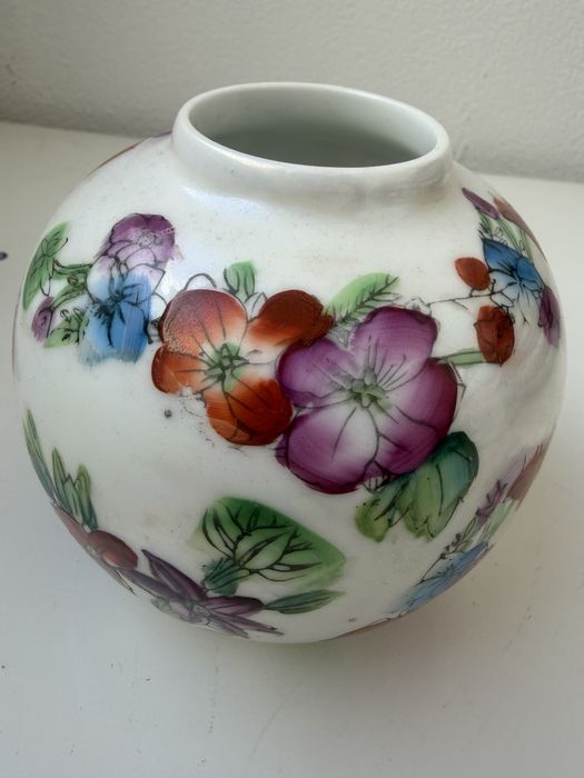 vaso de porcelana chinesa retro requintada, pintada à mão.