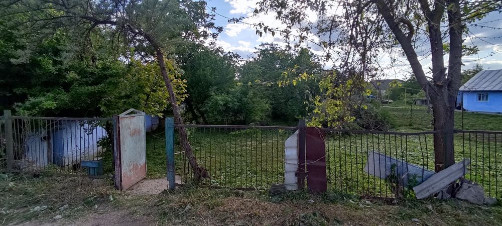Ділянка,половина хати.