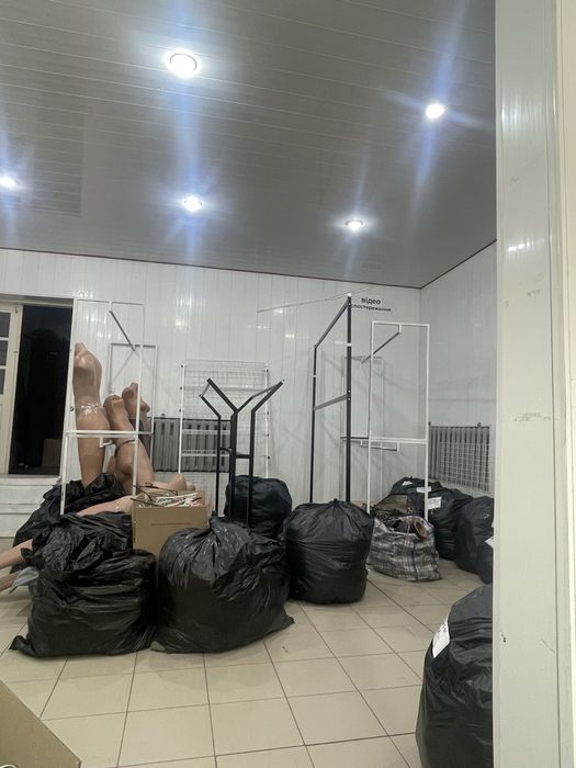 Продам обладнання для магазину одягу парфумів і т д