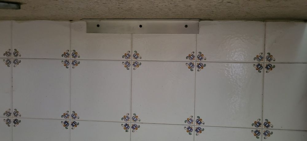 Mesa em pedra  com pé para fixar à parede.