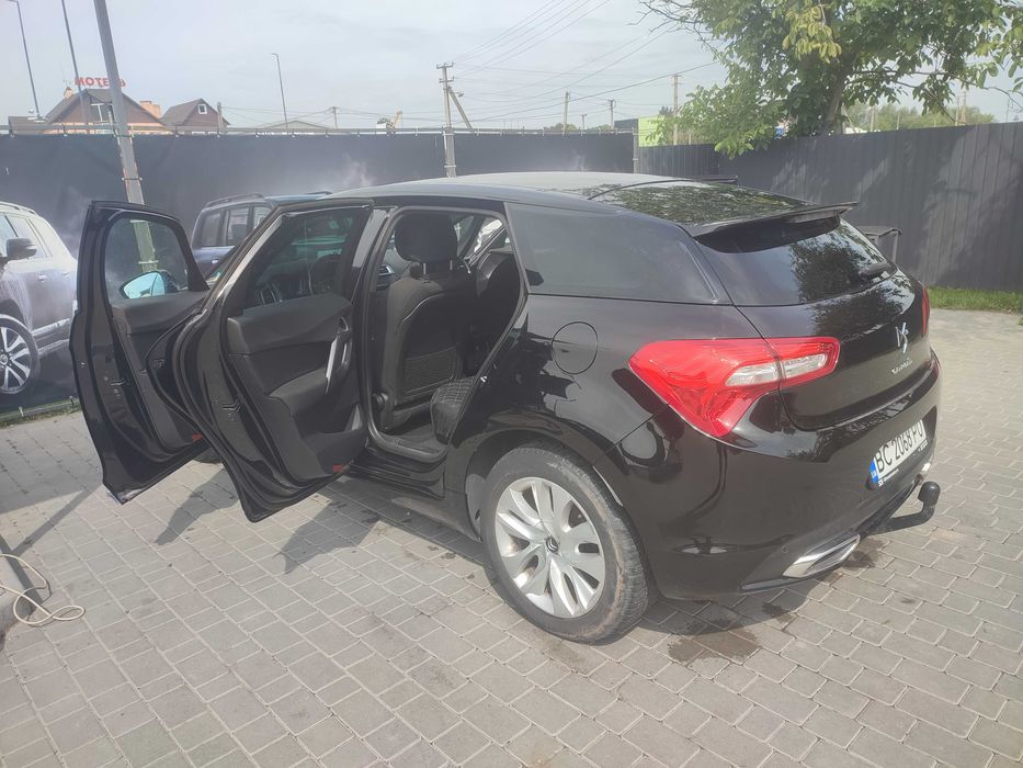 Автомобіль Citroen DS5