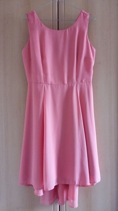 Sukienka elegancka brzoskwiniowa na imprezę wesele