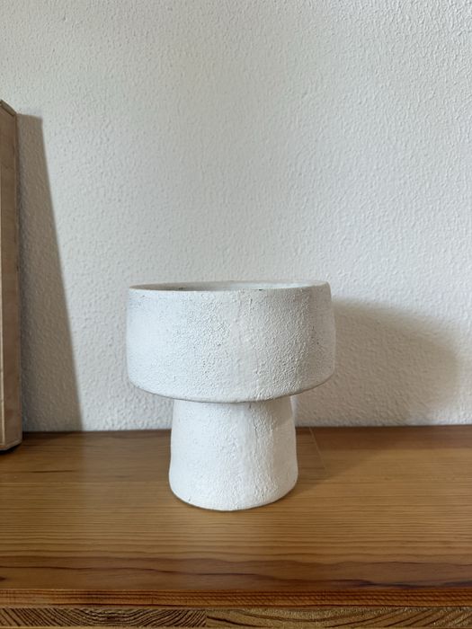 Vaso branco com acabamento tipo gesso, 18 cm de diâmetro e 19 cm de altura.