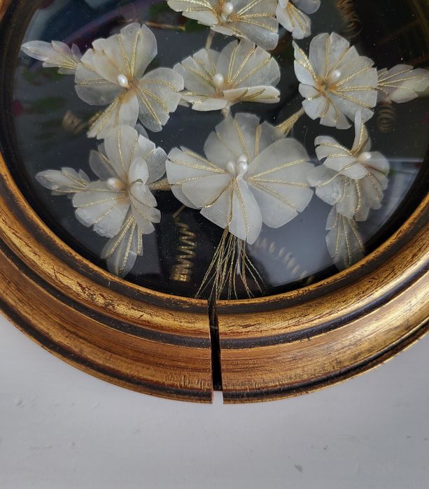 Moldura antiga com flores feitas de escamas de peixe