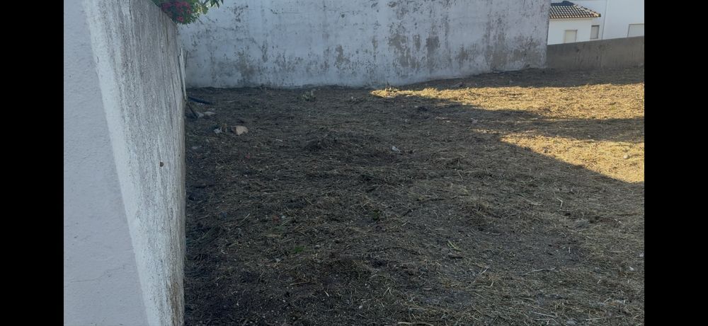 Eu faço limpeza de terrenos, quintais, garagens etc. zona da sobreda e arredores