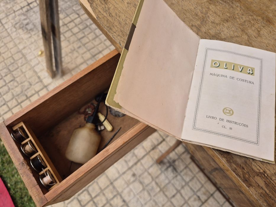 Máquina de costura OLIVA, com manual