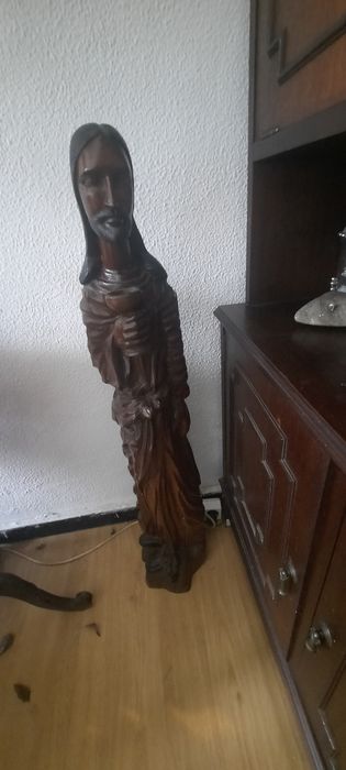 Escultura africana  de um cristo  talhado em madeira