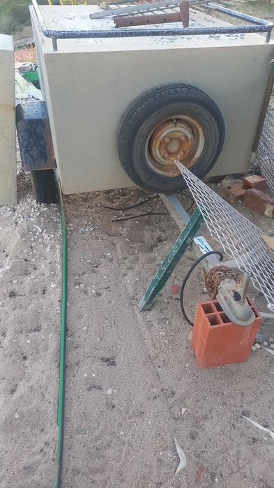 Atrelado caça com 3 rodas