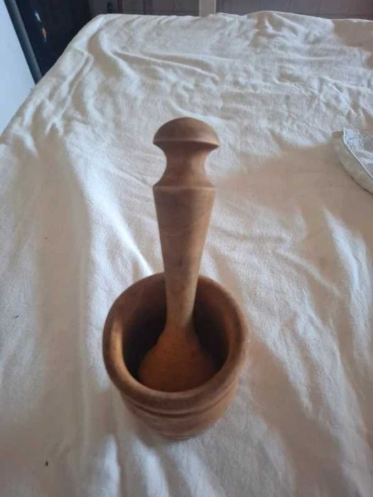 Almofariz com pilão em madeira estilo rústico/tradicional