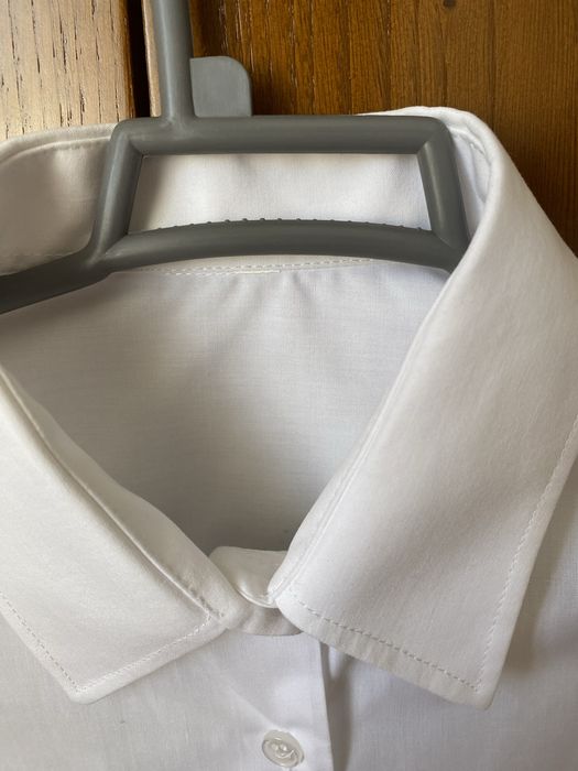 Camisa branca ideal para traje académico