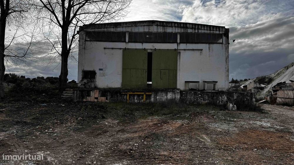 Armazém Industrial em Vila Viçosa com 1827m2 e 2 edifícios de serviços