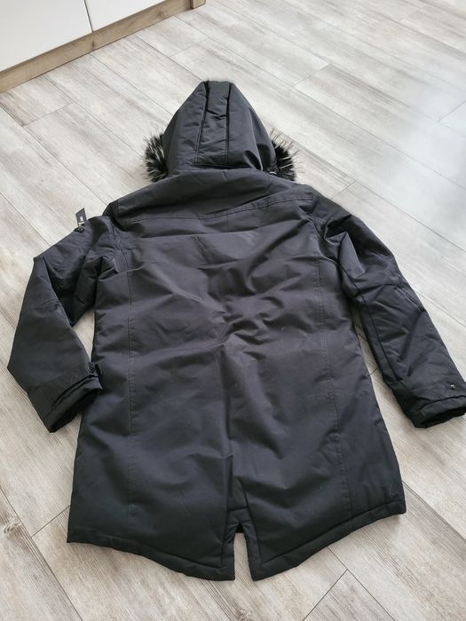 Czarna parka kurtka zimowa