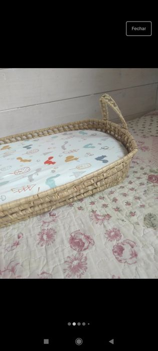 Muda fraldas oval em palma da marca Baby Tower