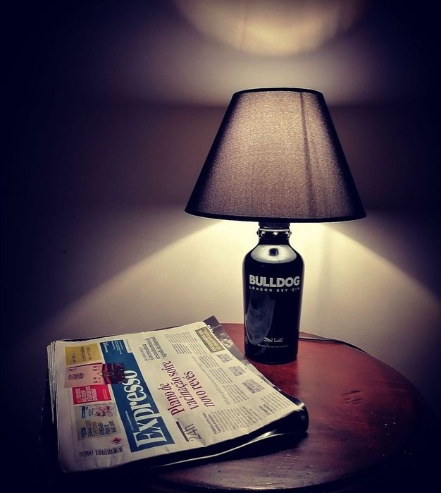 Garrafas Bulldog vazias, transformadas em candeeiros