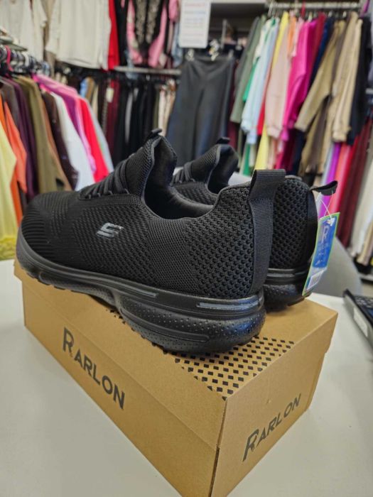 Buty sportowe męskie r. 43 czarne, lekkie i wygodne !!!
