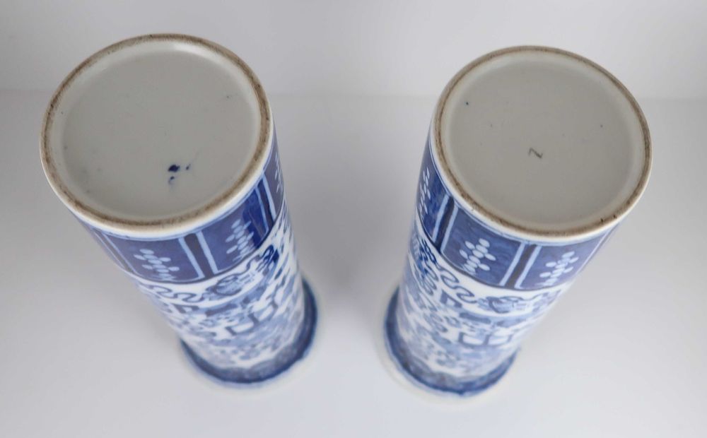 Par de jarras canudo porcelana azul e branca
