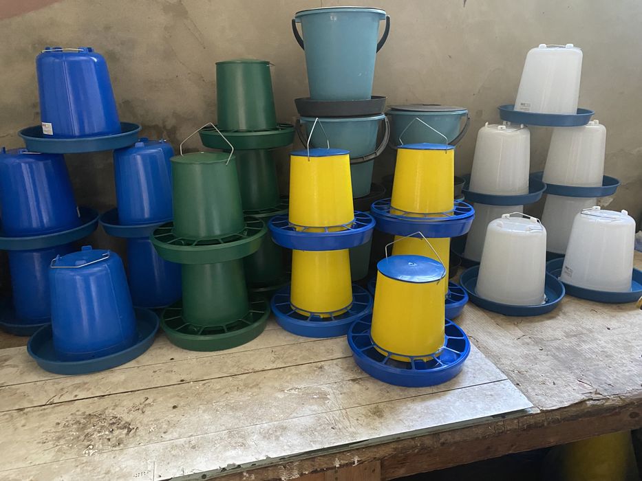 Годівнички та поїлки для птахів