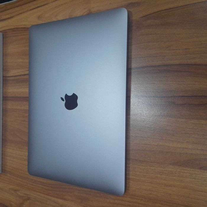 Macbook pro 13 256GB 2019 року