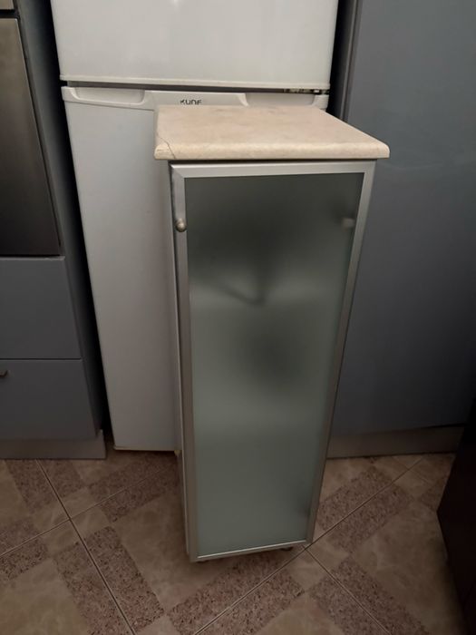 Pequeno armario vidro e pedra natural