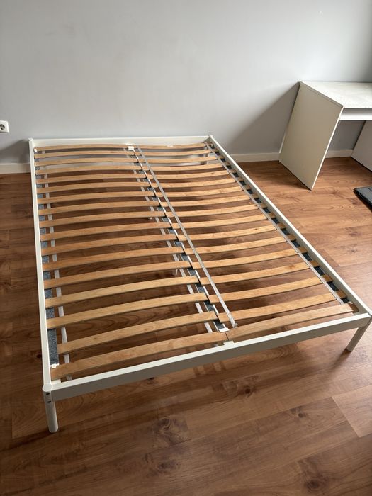 Cama de casal Ikea com estrado e colchão