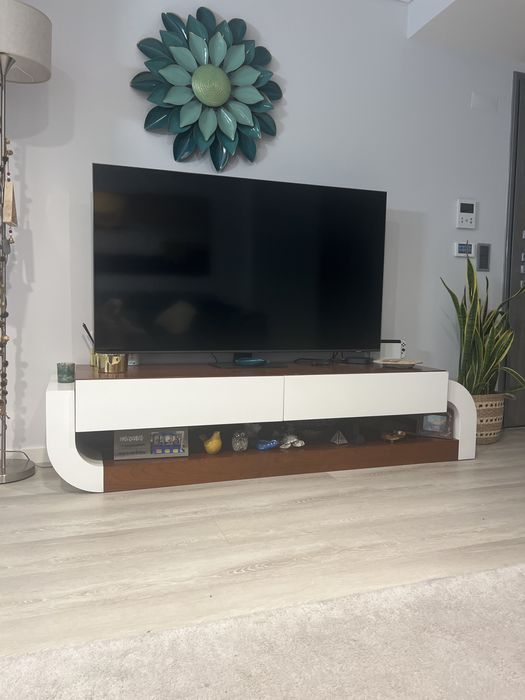 Movél de televisão branco e castanho