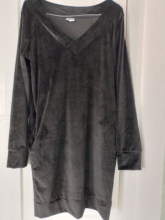 Продаю плаття для дівчат в ідеальному стані , велюрове , чорне