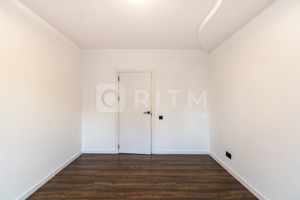 Продається простора 2-к. кв. з ремонтом  біля озера.