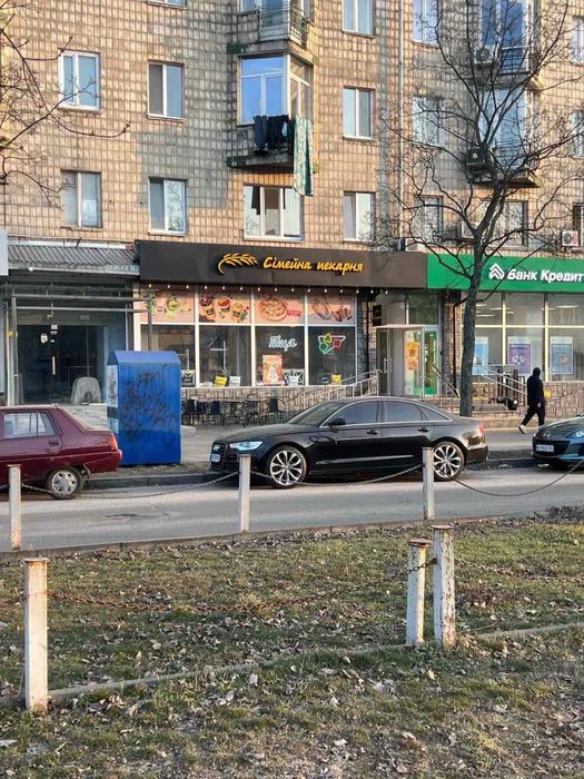 Пропонується в аренду фасадне приміщення на Лівому березі в жвавому місці зі зручною транспортною розвʼязкою.