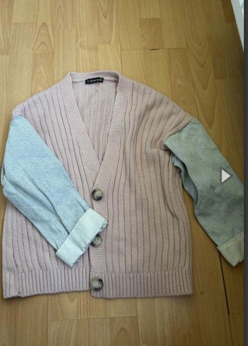 Жіночий вʼязаний кардиган